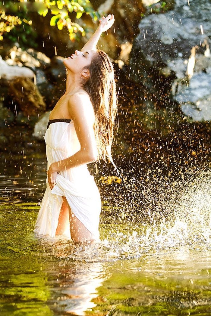 Marie Avgeropoulos in Soyapango