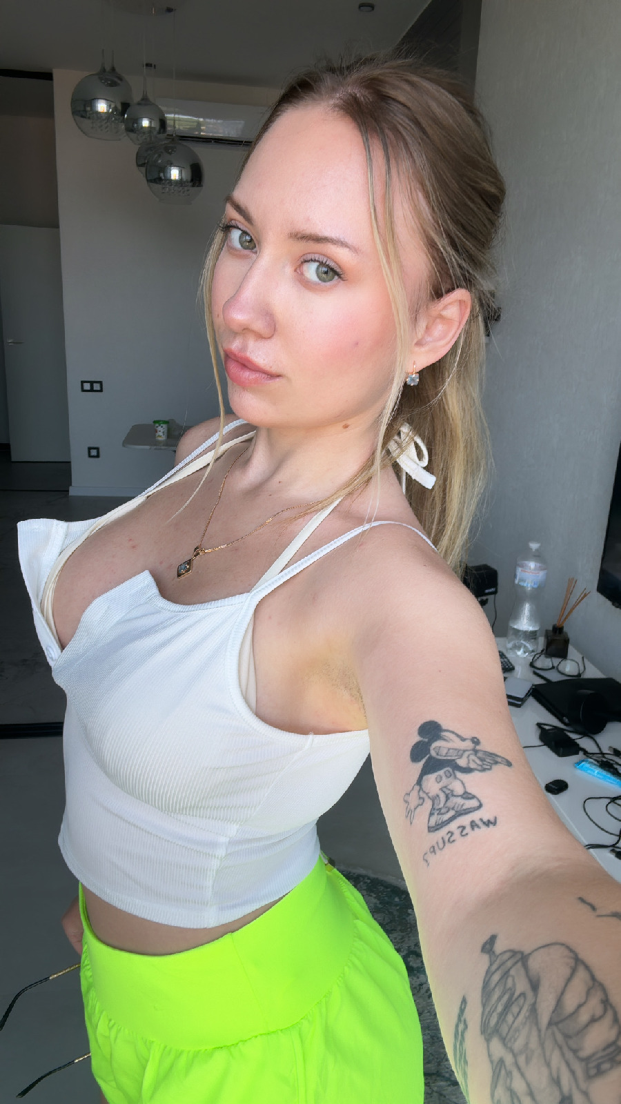 KateV in her underwear in Soyapango