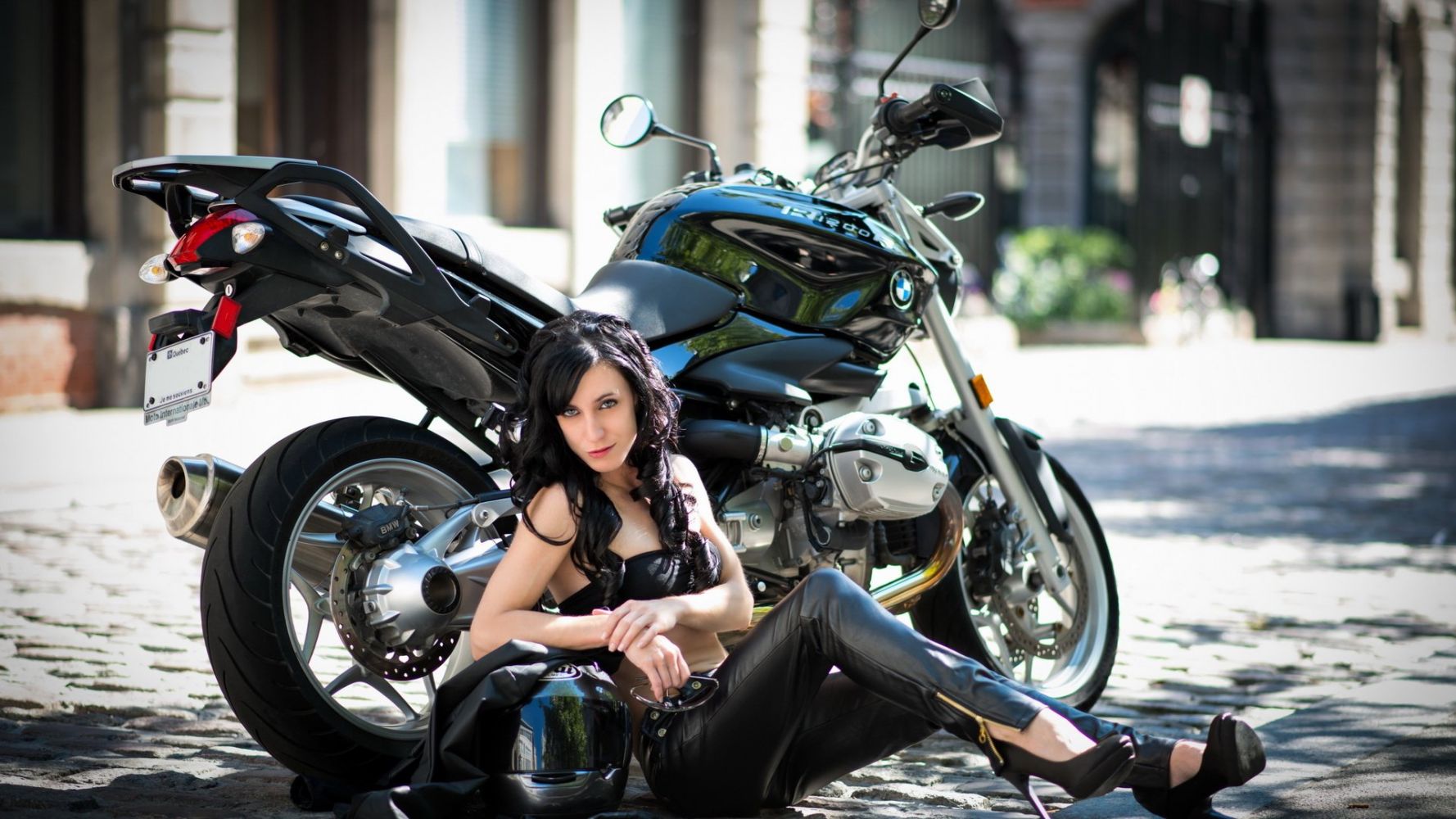 European women on bikes in Soyapango