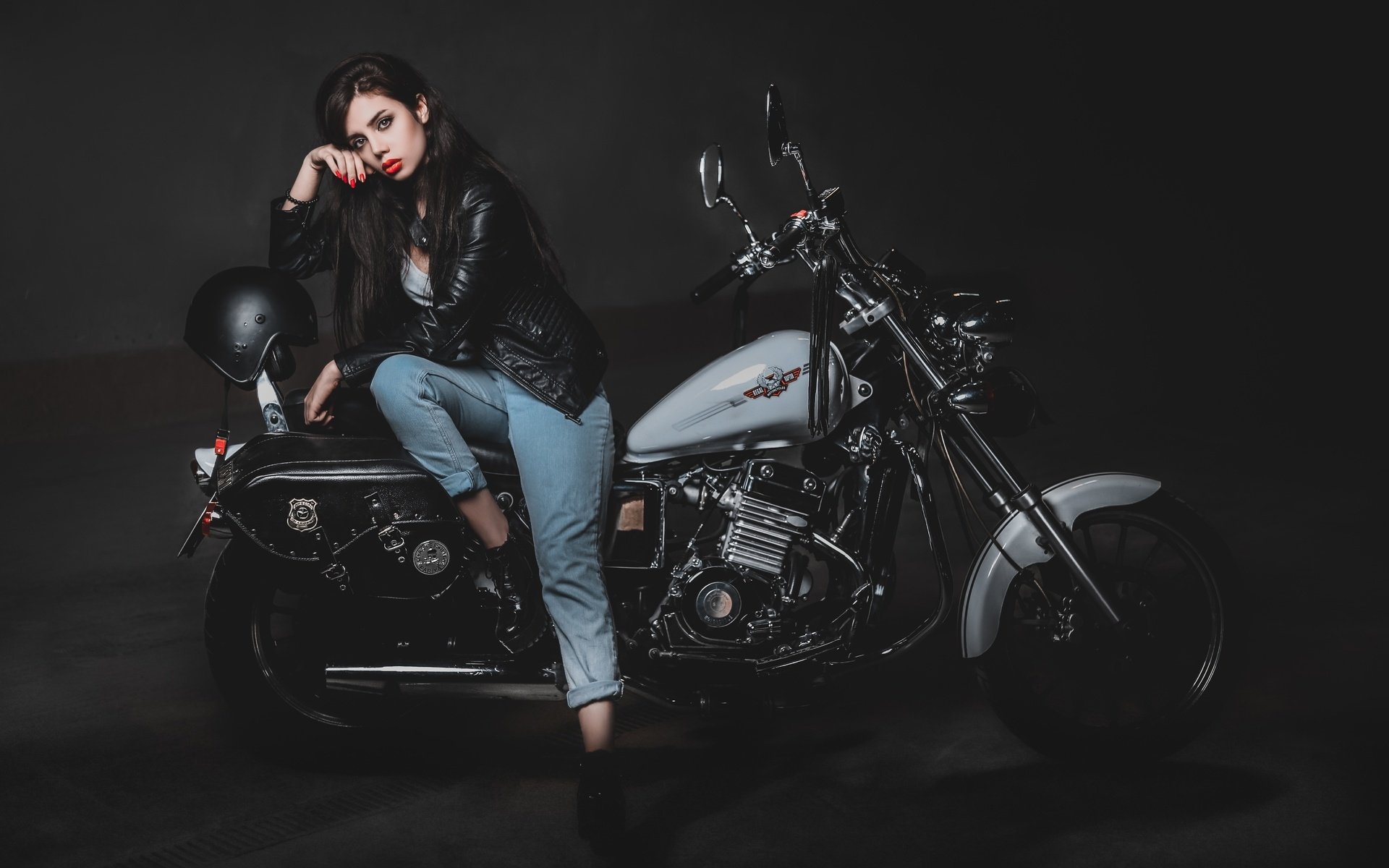 Biker girls: style and drive in Soyapango