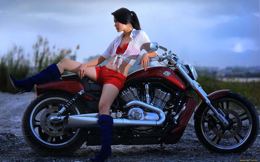 Beautiful girls and motorcycles in Soyapango