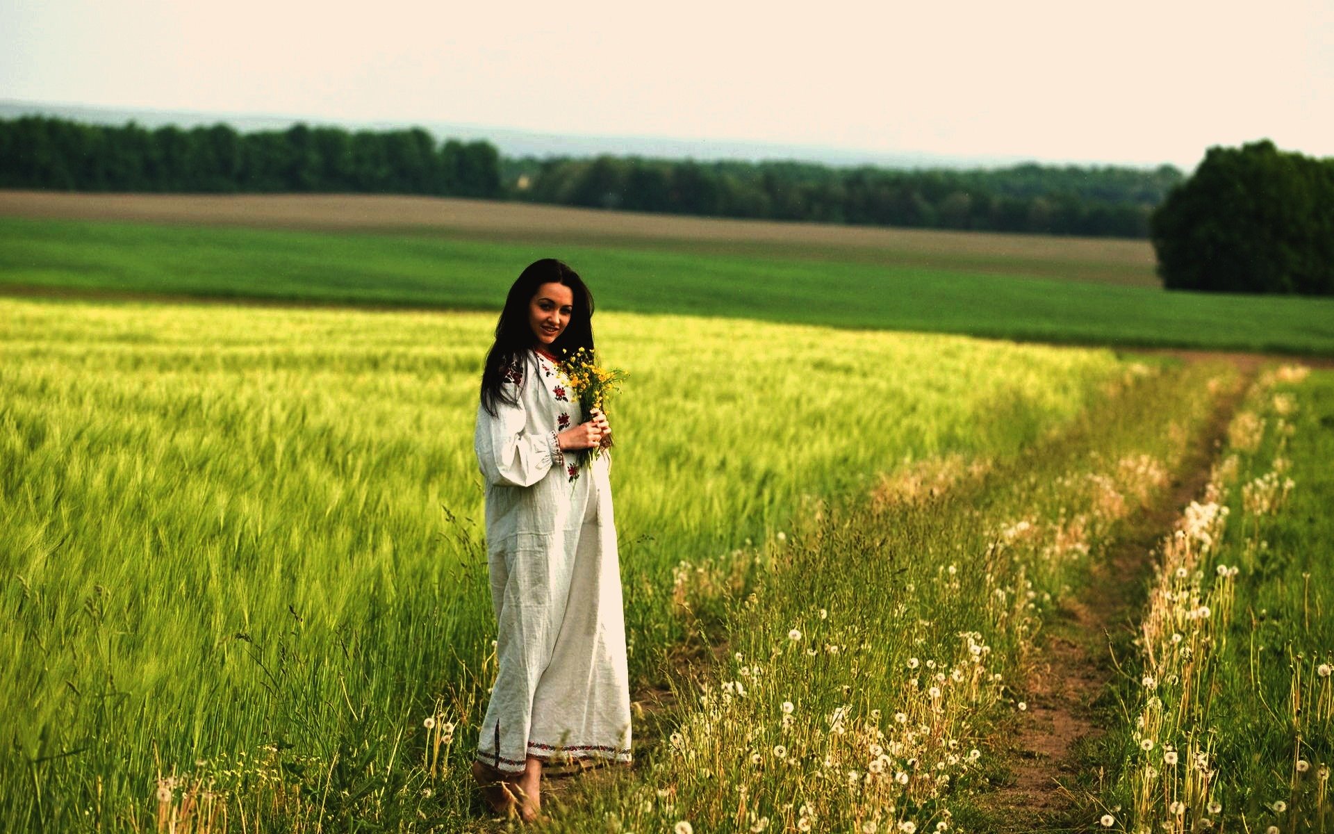 Women in Slavic costumes in Soyapango