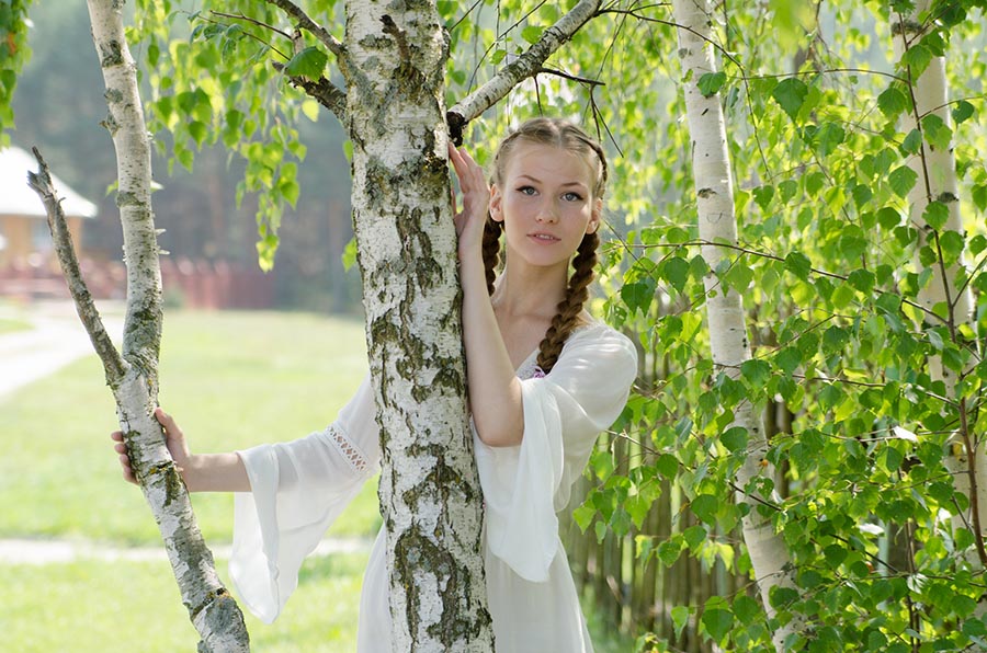 Women in Slavic costumes in Soyapango