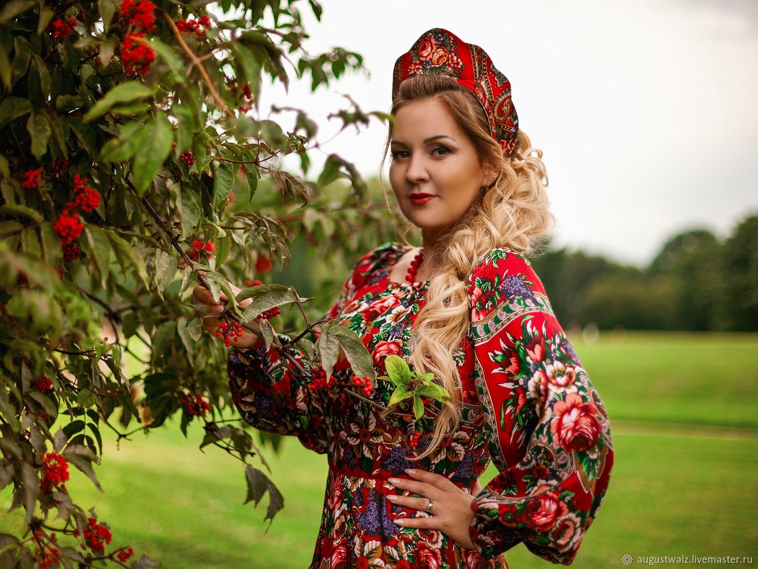 Women in Slavic costumes in Soyapango