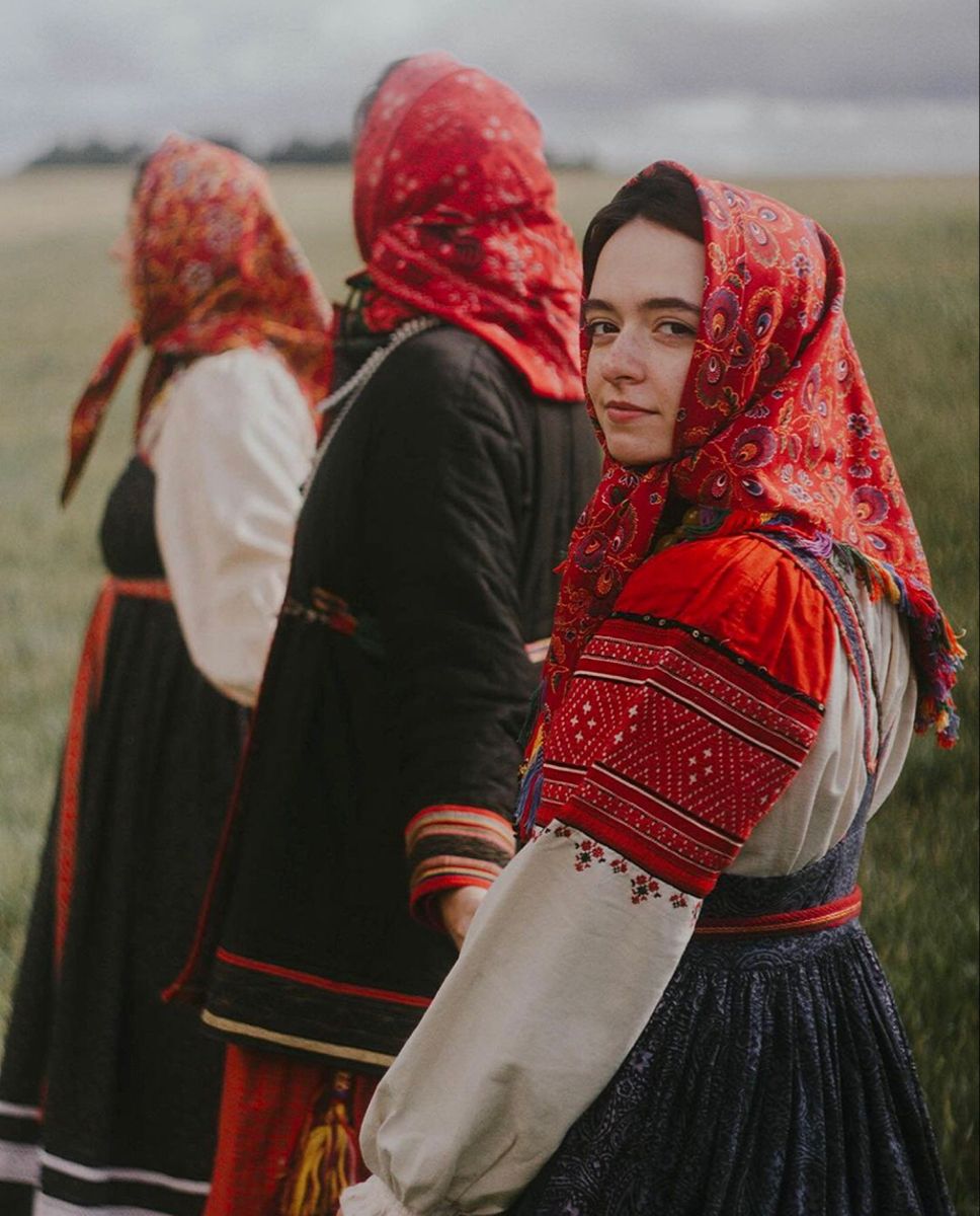 Women in Slavic costumes in Soyapango