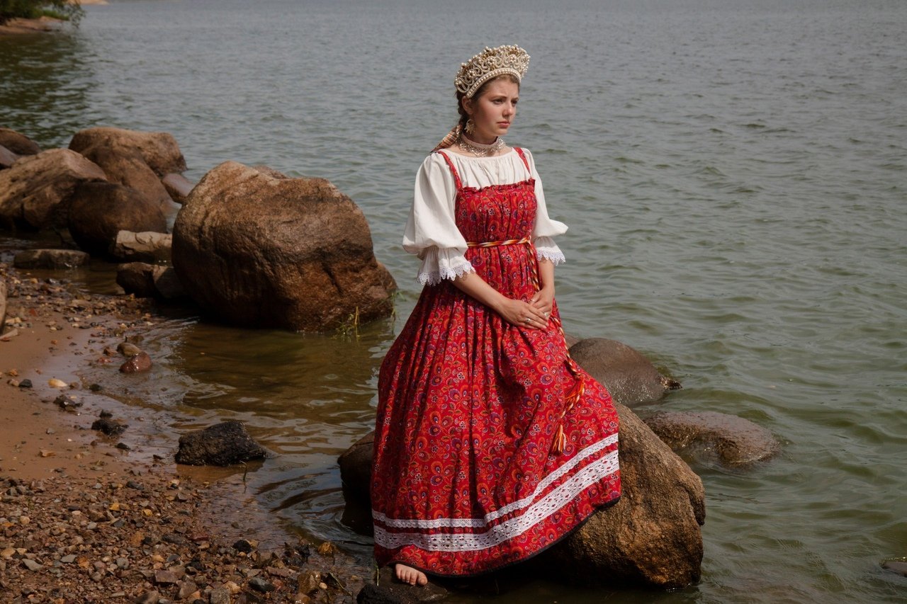 Women in Slavic costumes in Soyapango