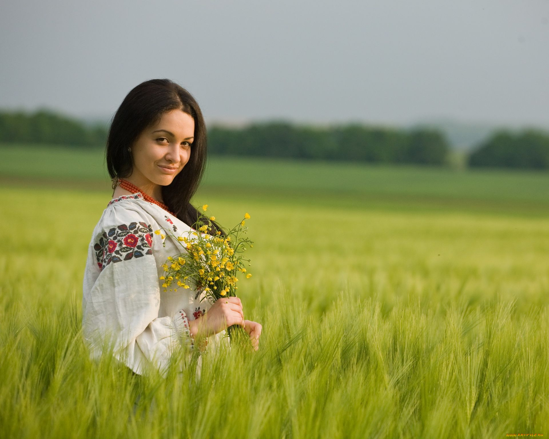 Women in Slavic costumes in Soyapango