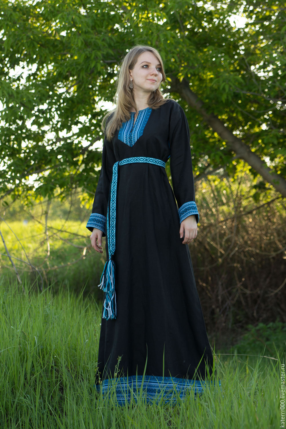 Women in Slavic costumes in Soyapango