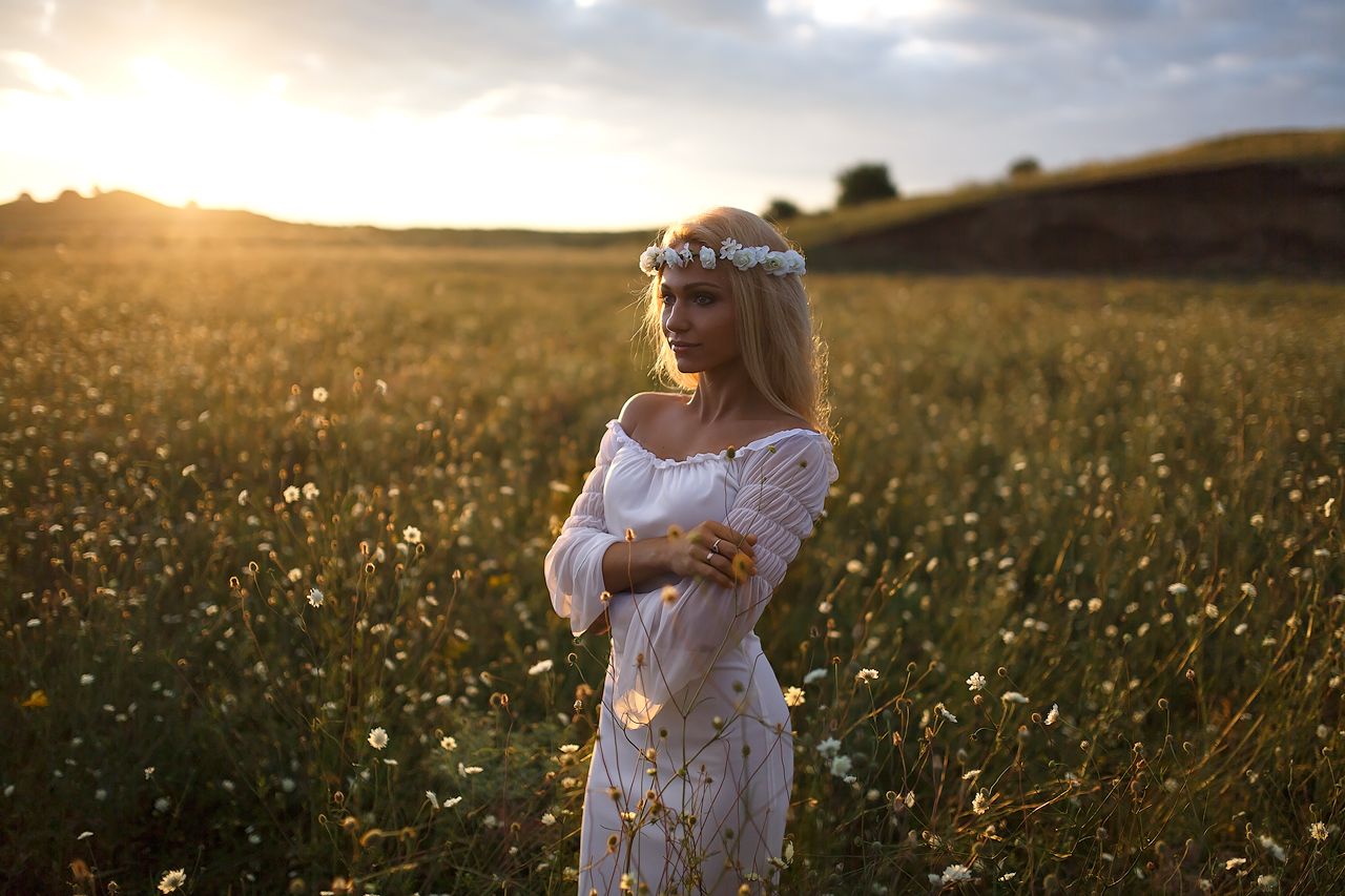 Girls in Slavic costumes in Soyapango