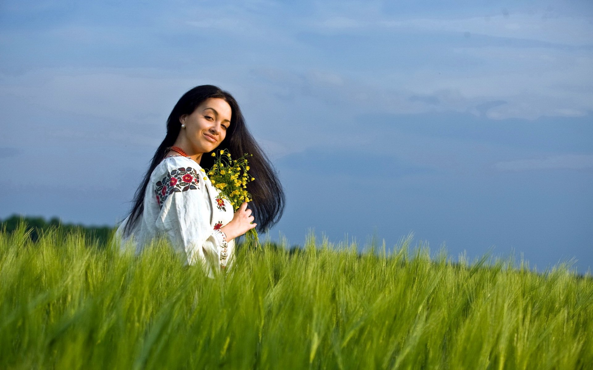 Girls in Slavic costumes in Soyapango