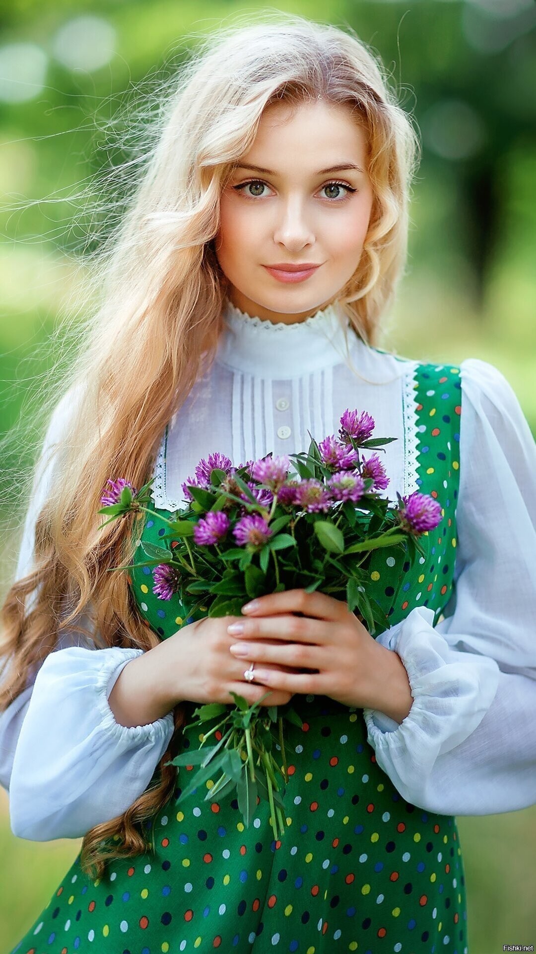 Girls in Slavic costumes in Soyapango